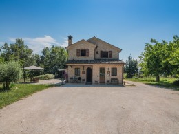 FARMHOUSE FOR SALE, AGRITURISTIC ACTIVITY, RECEPTIVE TOURIST STRUCTURE in Petritoli in the Marche region in Italy